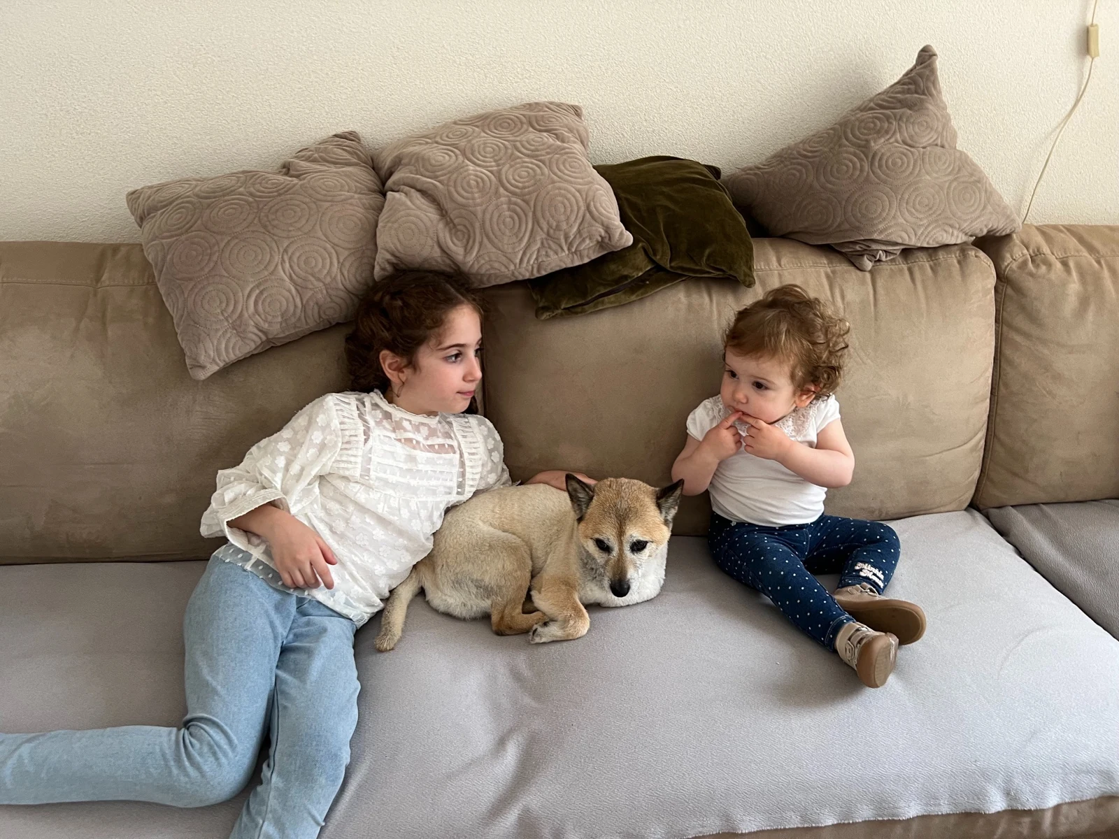 Marie, Leah und Jessy auf dem Sofa