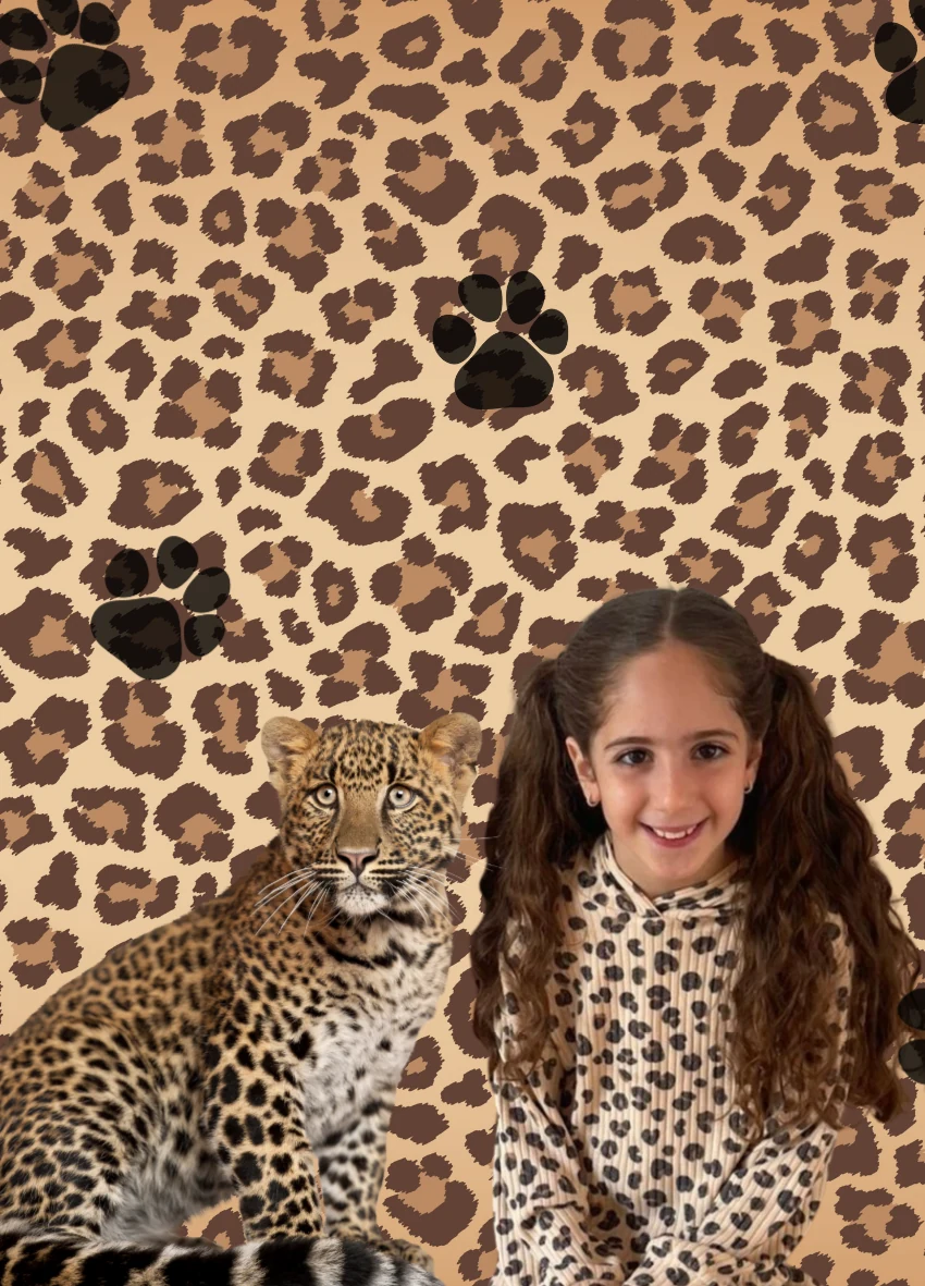 Marie in einem spielerischen Leopardenmotiv