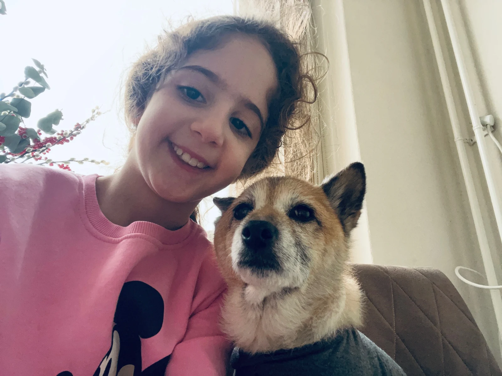 Marie-Sofie mit Jessy auf dem Sofa