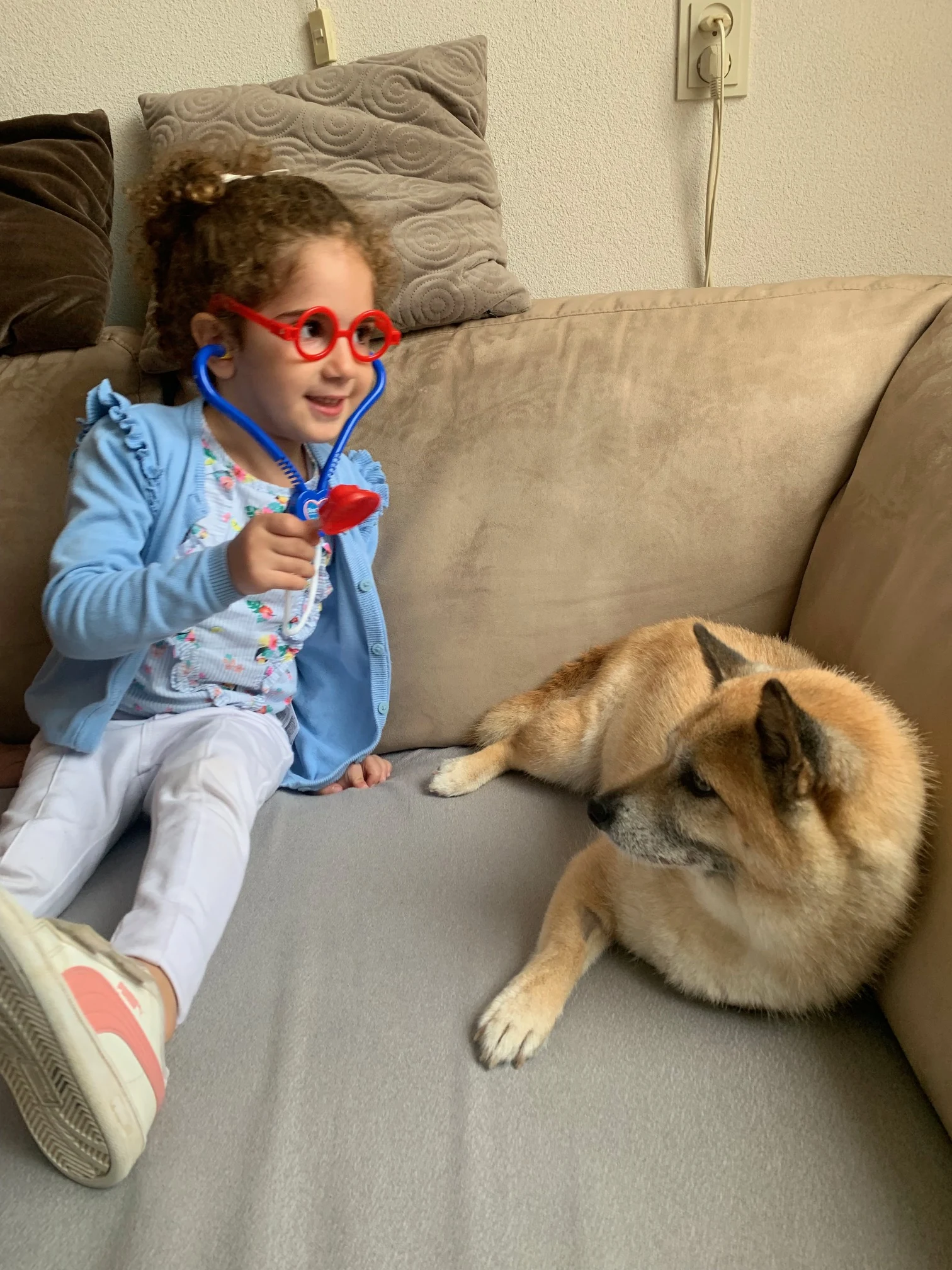 Marie als kleine Tierärztin mit Jessy